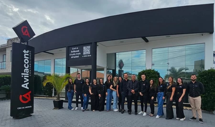 Equipe da Avilacont reunida em frente à fachada do escritório em Governador Celso Ramos