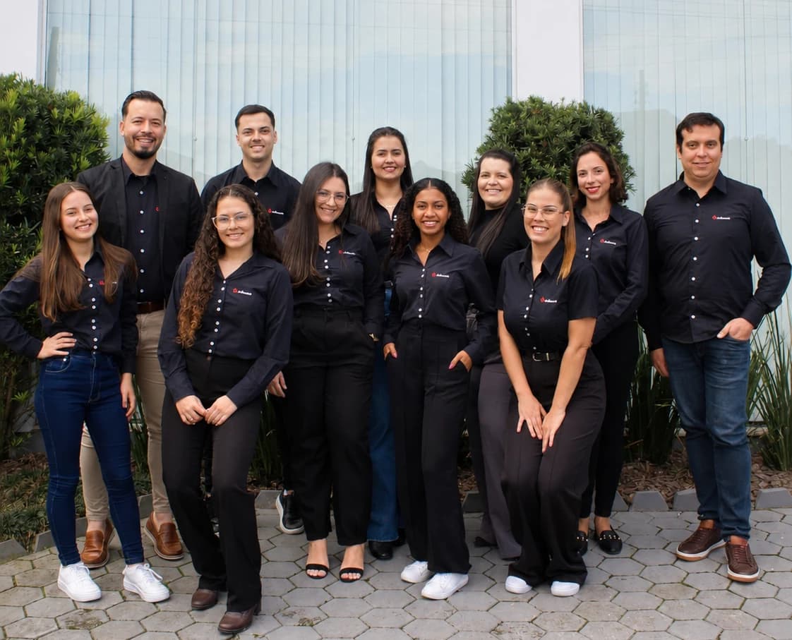 Equipe da Avilacont reunida em frente ao escritório em Governador Celso Ramos