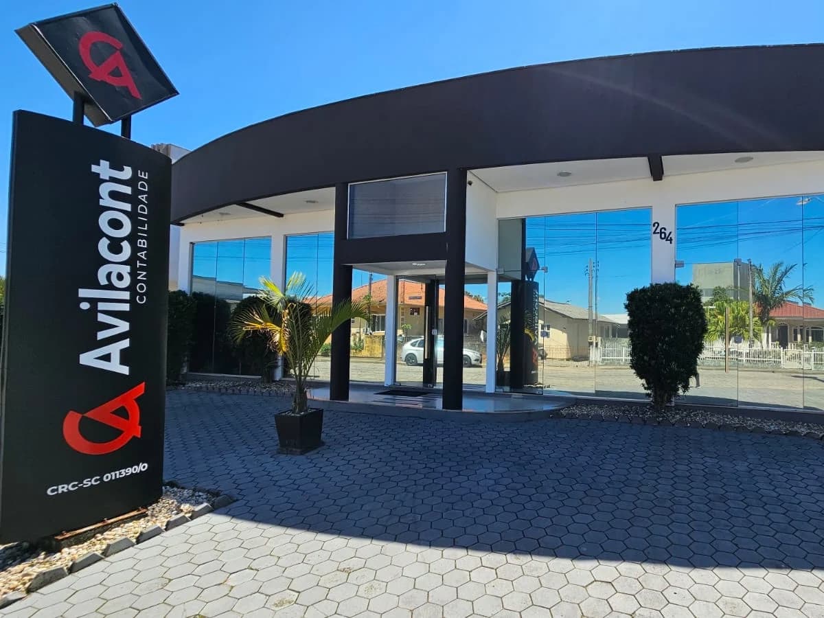 Fachada do escritório da Avilacont, com a placa totem na entrada