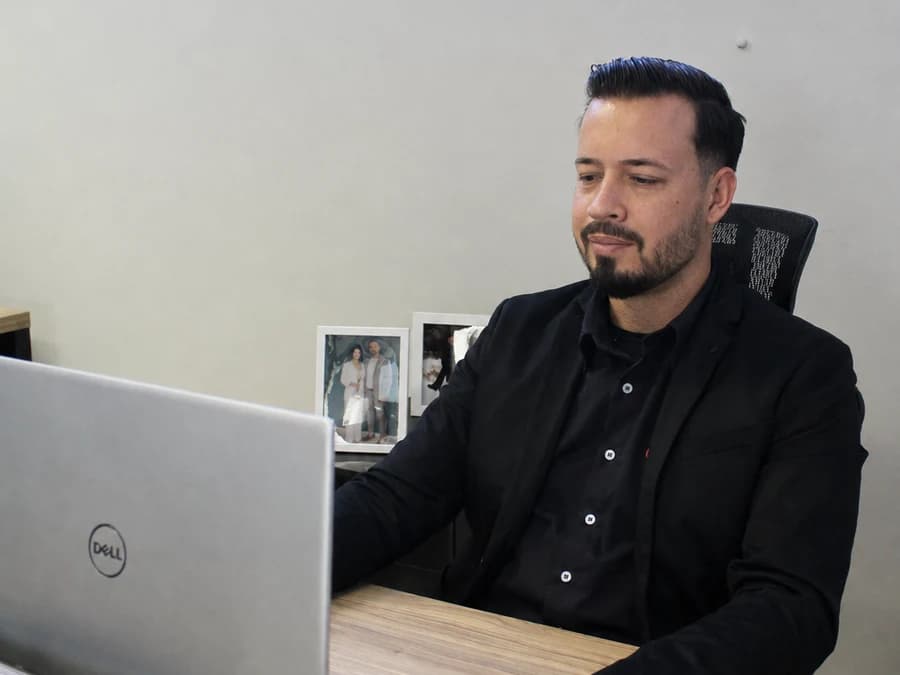 Atendimento em andamento numa das mesas do escritório