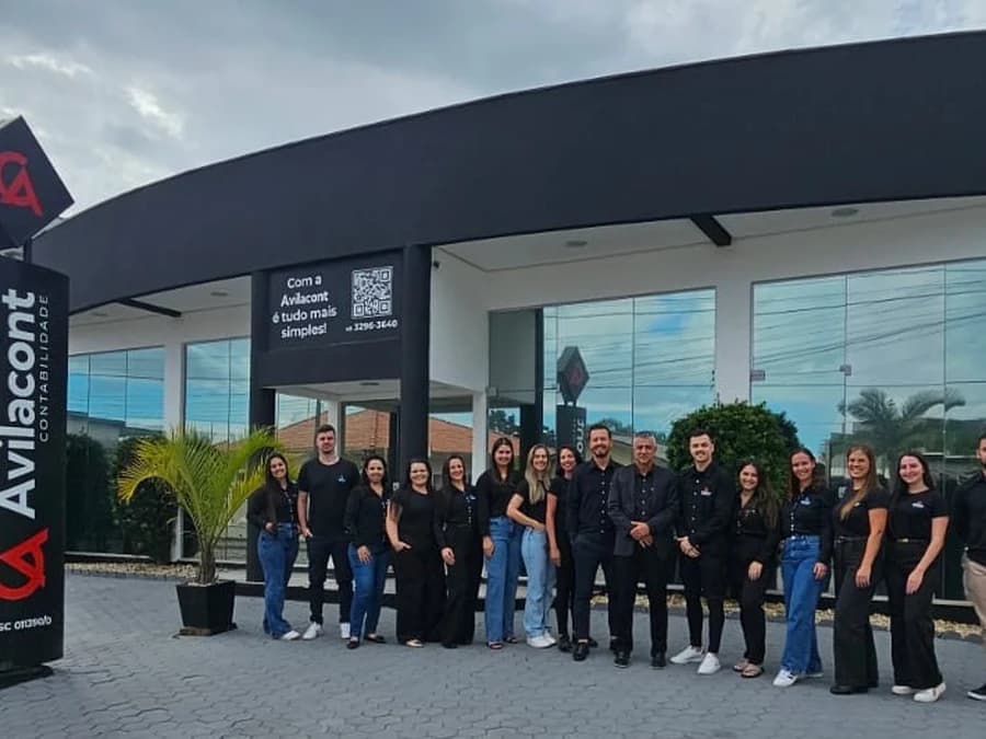 Equipe da Avilacont em frente à fachada do escritório