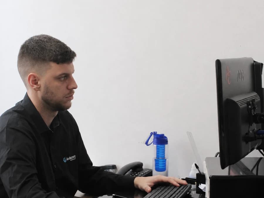 Estação de trabalho do escritório, com monitor e telefone